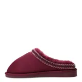 Pantuflas cerradas tipo mule, color marrón claro, con forro interior de borrego y borde decorativo tejido con patrón geométrico en tonos marrones y blancos.