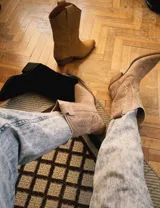 Bota corta de gamuza negra con bordados en hilo negro en la caña y puntera. Taco cuadrado y bajo.