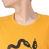 Remera amarilla de manga corta con estampado de serpiente y texto "Run Amok" en negro.