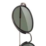 Lentes de sol Sunski Baia con montura redonda negra y detalles metálicos plateados. Lentes polarizados verdes que bloquean el 100% de los rayos UVA/UVB/UV400.