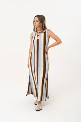 Vestido tejido de punto a rayas verticales en tonos marrón, beige, amarillo y celeste.