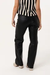 Pantalón negro de tiro alto con bolsillos, confeccionado en gabardina stretch metalizada.