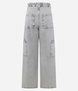 Pantalón wide leg de jeans gris claro, con trabillas en la cintura, cierre con botón y cremallera, bolsillos delanteros y traseros, bolsillo cargo lateral y recorte transversal en la pierna.