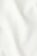 Short blanco de lino y algodón, con corte relajado, cintura elástica con cordón ajustable, bolsillos laterales y bolsillo trasero insertado.