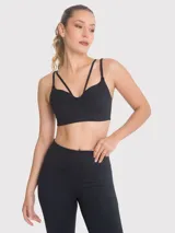 Top deportivo negro con tirantes dobles en la parte delantera y almohadillas removibles.