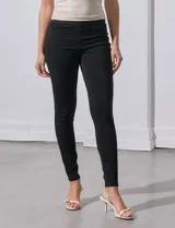 Jegging de denim azul con pretina elastizada, corte slim fit, bolsillos delanteros simulados y bolsillos traseros aplicados.