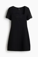 Vestido corto negro entallado en punto interlock pesado con escote cuadrado, mangas cortas con inserciones de encaje y falda con leve vuelo.
