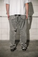 Pantalón de jean gris con efecto lavado, corte recto y tiro medio.