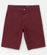 Bermuda masculina de sarga color rosado, con corte recto y bolsillos laterales.