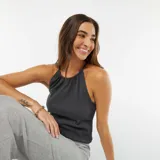 Camiseta de tirantes gris con cuello elástico.