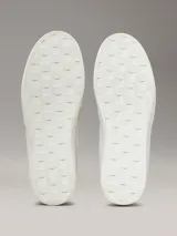 Zapatillas urbanas Calvin Klein Jeans de cuero blanco con puntera de gamuza y detalle de logo CK en el lateral.