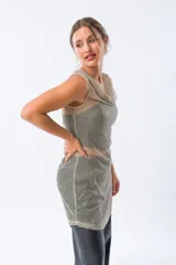 Vestido plateado sin mangas de algodón y elastano con corte recto.