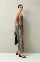 Pantalón de mujer con estampado animal print, de tiro medio, corte amplio y fit barrel.