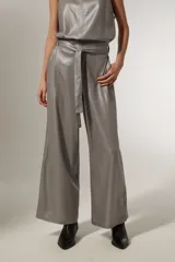 Pantalón ancho de lino y viscosa color plateado metalizado, de tiro alto y corte palazzo.
