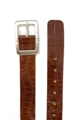 Cinto de cuero marrón con acabado texturizado y hebilla metálica rectangular.