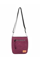 Bandolera color borgoña con correa larga regulable negra. Tiene un bolsillo externo con cierre y un parche rectangular con la marca en la parte inferior.