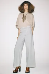 Pantalón de jean azul oscuro, de tiro alto y corte wide leg.