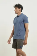 Remera polo de piqué color azul con cuello clásico y tapeta de tres botones.