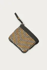 Billetera pequeña negra de cuero con cierre metálico y tres divisiones internas con tarjetero. Diseño exterior con remaches metálicos combinados en dorado y plateado.