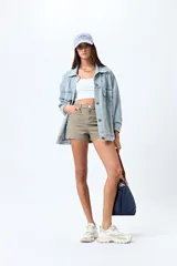 Short de jean color beige, con calce medio, bolsillos funcionales y tajos pequeños en el ruedo.