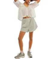 Blusa blanca de algodón con escote en V, mangas cortas y detalle de bordado tipo encaje.