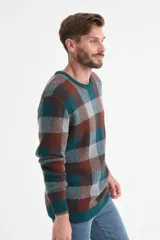 Sweater de punto con diseño de bloques en tonos verdes, gris y marrón, de manga larga y cuello redondo.