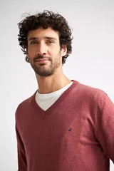 Sweater de punto color ladrillo, con escote en V y logo bordado en el pecho.