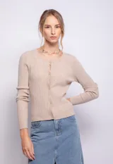 Cardigan negro elastizado de tejido de punto, corte al cuerpo, con cuello redondo y cierre frontal con botones a tono.