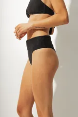 Bikini tiro alto color negro con textura acanalada.