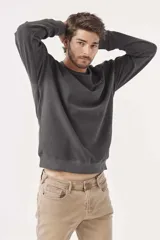 Buzo gris oscuro de algodón con cuello redondo y logo bordado en el pecho.