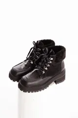 Borcego negro de cuero vacuno, con altura de 4 cm en el tacón y 2 cm de plataforma, cordones estampados y suela antideslizante.