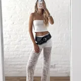 Pantalón de encaje color blanco, de corte palazzo y cintura elástica.