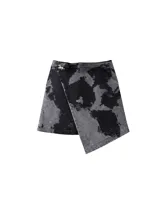 Minifalda asimétrica en denim 100% algodón con estampado overo (manchado en alto contraste). Frente cruzado tipo pareo con ruedo diagonal y aplique de caballo en níquel en la cintura.