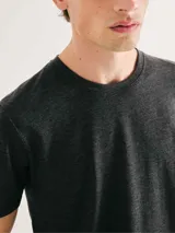 Camiseta básica de manga corta, cuello redondo y calce regular, color rojo jaspeado.