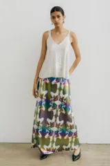 Falda larga de jersey con estampado abstracto multicolor.