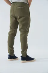 Pantalón de jogging negro de felpa con logo estampado y en goma, bolsillos con cierre, cierres en los tobillos, cintura ajustable y puños.