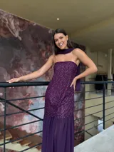Vestido largo de fiesta color violeta, con escote strapless, cuerpo ajustado con lentejuelas y falda de gasa con caída fluida. Incluye chal del mismo color.