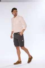 Bermuda cargo azul marino con cinto, confeccionada en 98% algodón y 2% spandex. Presenta bolsillos laterales tipo cargo con solapa y botón.