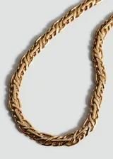 Collar dorado con diseño de eslabones trenzados y cierre de mosquetón con cadena ajustable.