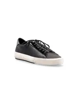 Sneaker negro con textura símil cuero de cocodrilo, cordones con detalles en lúrex, puntera de gamuza gris y detalle plateado en el talón.