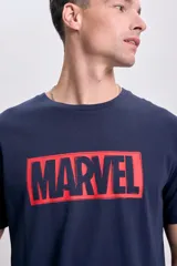Remera de manga corta azul marino con estampado del logo de Marvel en rojo.