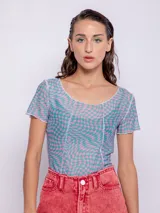 Top estampado de manga corta con transparencias y costuras a la vista, en tonos verdes.