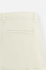 Pantalón cargo color verde oscuro, de corte relaxed fit, con bolsillos laterales con solapa y bolsillos traseros de vivo.