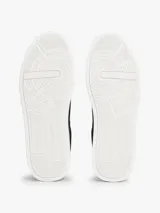 Zapatillas de tenis Tommy Hilfiger confeccionadas en ante color azul marino, con suela gruesa de goma blanca y detalle de panel a contraste en el talón en color tostado. Presenta cordones al tono y logo de la marca en bajo relieve en el lateral y el talón.