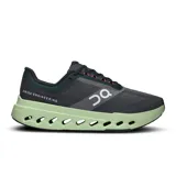 Championes de running On Cloudsurfer Next, color negro con detalles en verde y logo blanco.