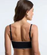 Top de bikini bandeau negro con tirantes extraíbles, lazo delantero y pespunte contrastante blanco.