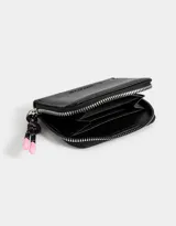 Billetera negra de cuerina con cierre circundante y tirador de cordón y goma.