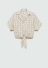 Blusa manga corta con diseño crop y de cuadros, cierre de lazo y cuello camisero.