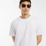 Camiseta blanca de manga corta con cuello redondo y textura jacquard.