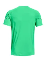 Remera deportiva verde con logo Under Armour blanco en el pecho y detalles de rayas blancas en las mangas.